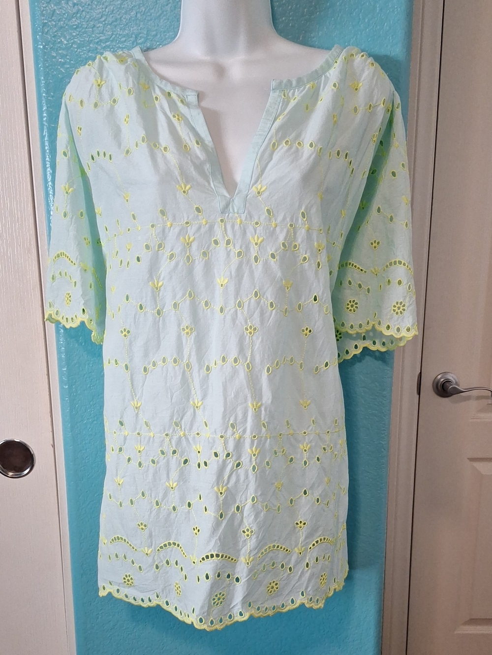 Lane BRYANT SZ 20 Light Green Eyelet V-Neck Tunic with Yellow Embroidery
